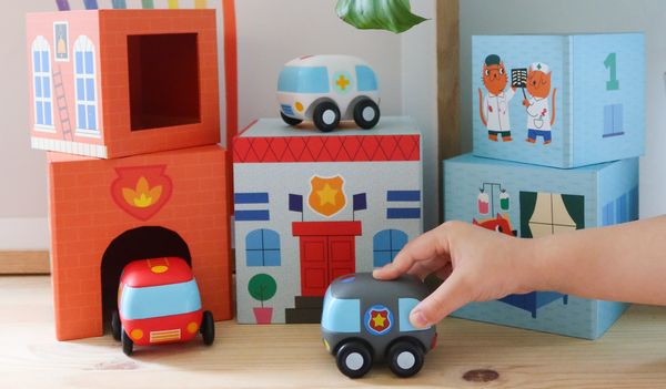 Cubes à empiler et figurines ou voiture pour mettre en scène des histoires